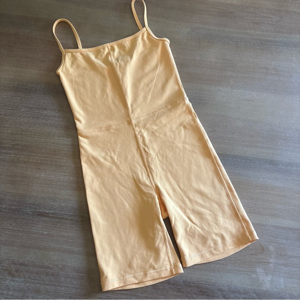 Wilfred Free Aritzia 7” Active Romper Jumpsuit in Tan Yellow, X-Small - Picture 2 of 5